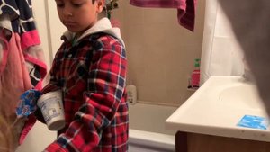 Poop prank! 💩 on little N ///// Broma de poop en niño 👦🏻 KID RAGES!!!