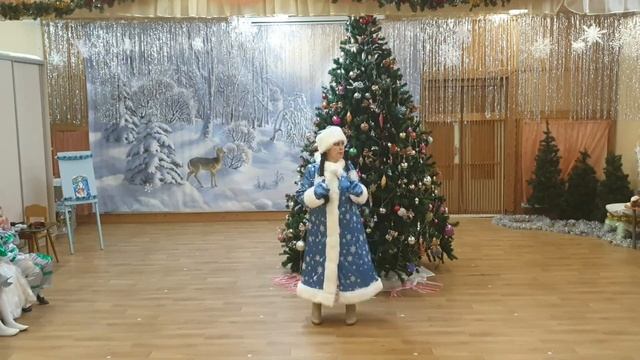 Вход снегурочки и Снежной Королевы | Танец с ленточками под "Времена года" Вивальди смотреть онлайн