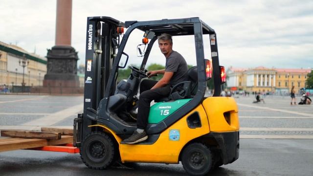 Вилочный погрузчик komatsu из нашего арендного парка