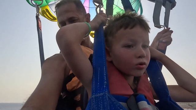 Парасейлинг (парашют над водой) на Красном море смотреть онлайн