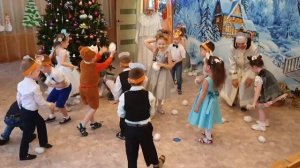 Игра в снежки | Новогодний утренник старшей группы детского сада