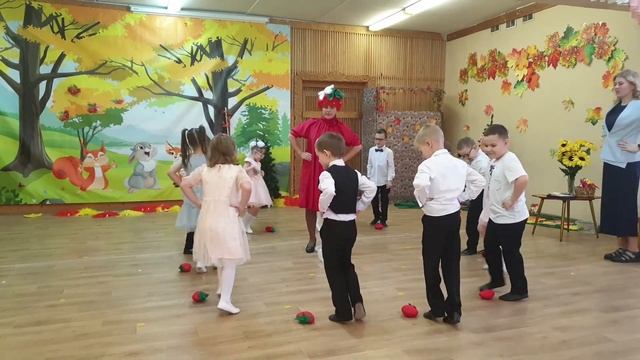 Игра на выбывание "Ягодка - клубничка" | Выход Тётушки Земляники на осеннем утреннике | Загадки смотреть онлайн