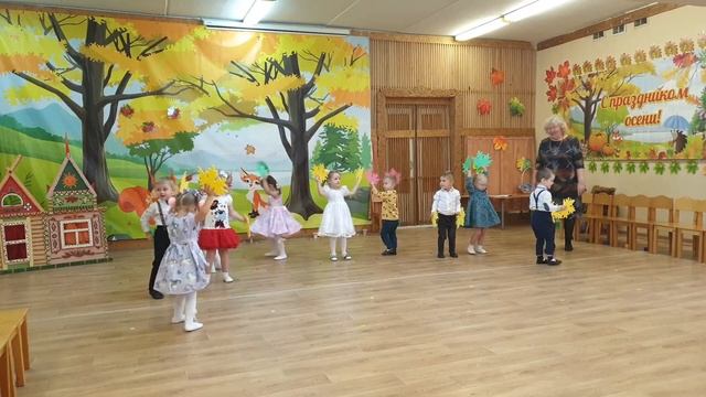 Танец с листочками в младшей группе  | Осенний утренник в детском саду смотреть онлайн