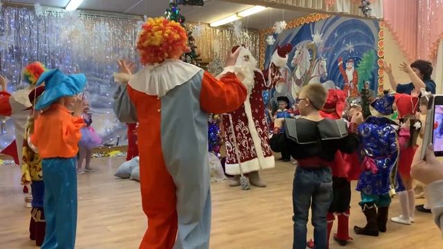 Хоровод с настоящим Дедом Морозом | Утренник "Три Деда Мороза | Подготовительная группа смотреть онлайн
