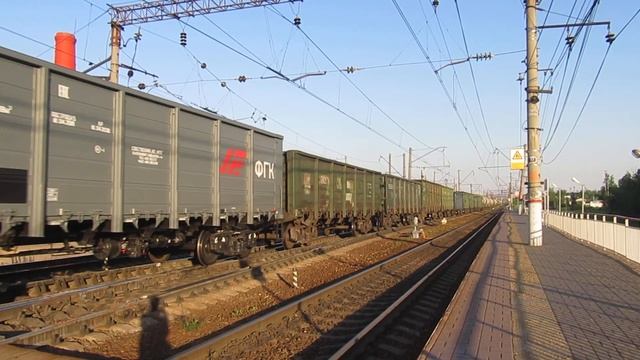 Электровозы ВЛ10У-058/485 с грузовым поездом платформа Посёлок Киевский 7.06.2019 смотреть онлайн