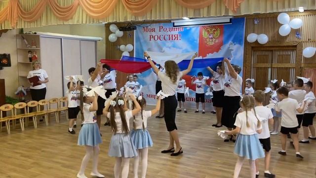 Упражнение с голубями и полотнами на праздничном мероприятии  «Россия - Родина моя!» смотреть онлайн