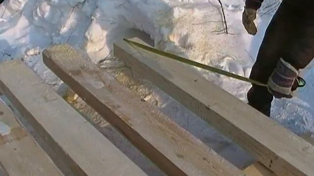 Монтаж балок перекрытий  в деревянном доме
