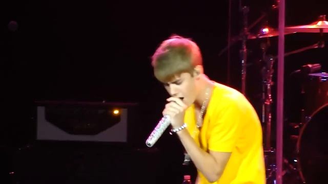 Justin Bieber Surprise at Selena Gomez Concert singing Cry me a river 24.7.2011. смотреть онлайн