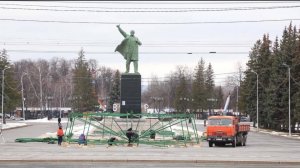 На площади Ленина в Уфе приступили к установке пиксельной елки