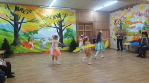 Танец с листочками - косынками | Старшая группа детского сада