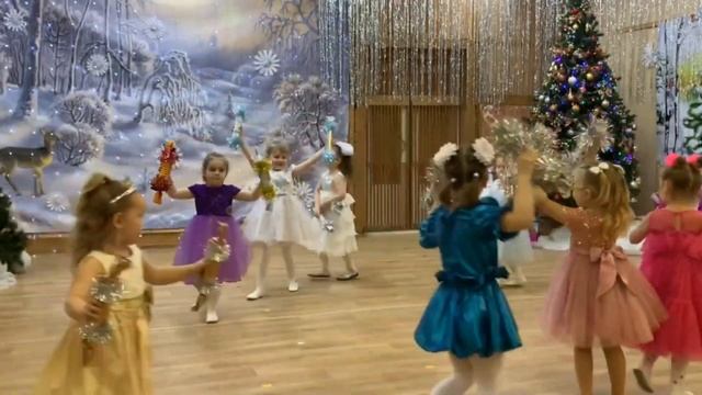 Танец конфеток на новогоднем утреннике | Cредняя группа детского сада смотреть онлайн