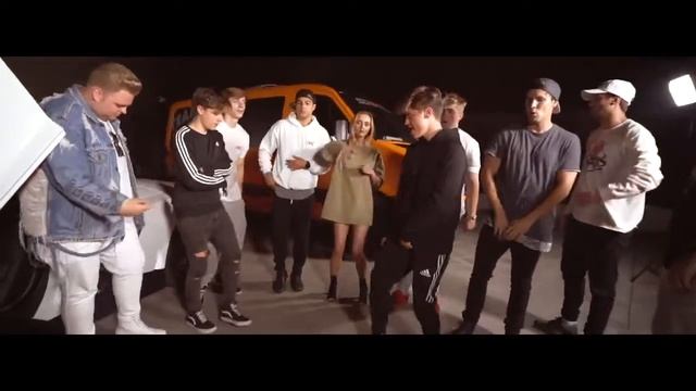 It's Everyday Bro but it's Attack on Titan смотреть онлайн