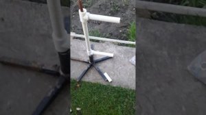 Подставка под поливочный шланг .