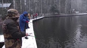 Форель ловится и в непогоду. Клёвое место, Лосиный остров, спорт-зона.