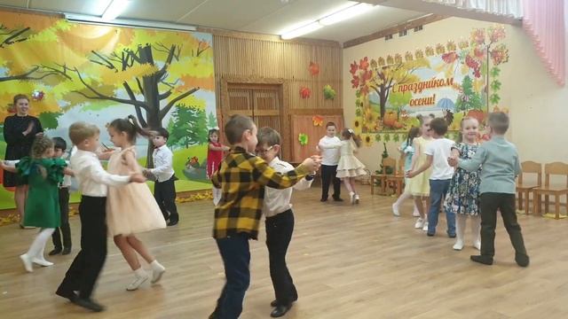 Вход на осенний утренник | Подготовительная группа