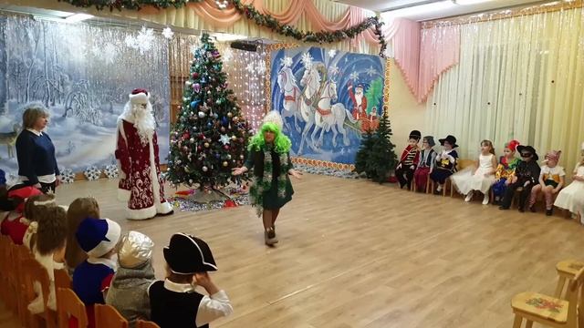 Вход и частушки Кикиморы на новогоднем утреннике | Подготовительная группа детского сада смотреть онлайн