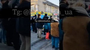 В Запорожье люди заблокировали полицейскую машину.