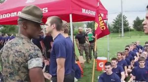 Неопытный морпех сказал сержанту What's up sir (uu)