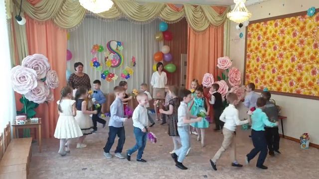 Вход с цветами на Праздник 8 Марта | Весенний утренник в старшей группе детского сада смотреть онлайн
