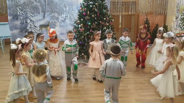 Зажигательный вход роботов и снежинок на новогодний утренник | Маленькой ёлочке холодно зимой смотреть онлайн