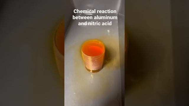 Chemical reaction between nitric acid and aluminum