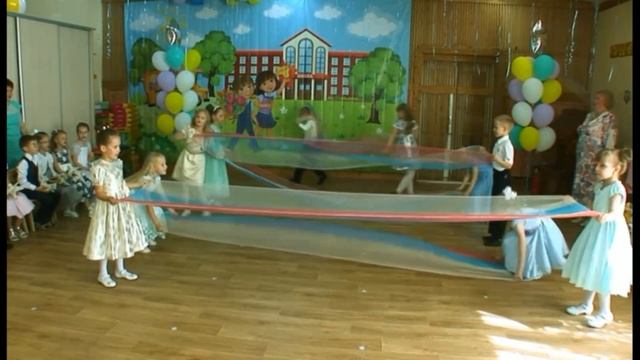 Выпускной утренник ️️️ Упражнение с голубями и полотнами | Подготовительная группа смотреть онлайн