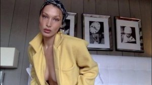 Белла Хадид снялась в жакете на голое тело