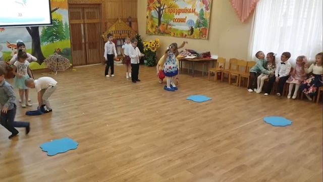 Игра "Не намочи ноги" на осеннем празднике | Утренник в подготовительной группе смотреть онлайн