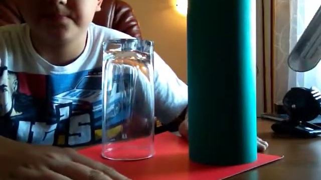 Фокус с исчезновением монетки в стакане : D смотреть онлайн