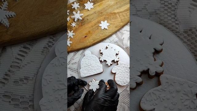 Справится даже ребёнок. Простой способ росписи и оформления пряников. Пряники снежинки