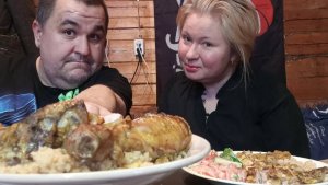 Обжор - курица запеченная с луком, салат обычный, гарнир склерозника (кус-кус)