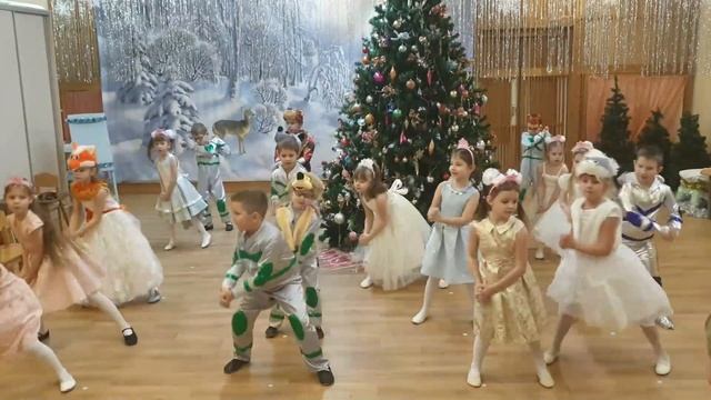 Новогодний танец зверят | Ребята танцуют под Fly Project - Mandala смотреть онлайн