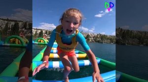 АКВАПАРК с ПРЕПЯТСТВИЯМИ НА ВОДЕ, ЧЕЛЛЕНДЖ КТО НЕ УПАДЕТ В ВОДУ!