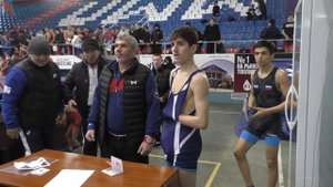 Взвешивание борцов до 57 кг.