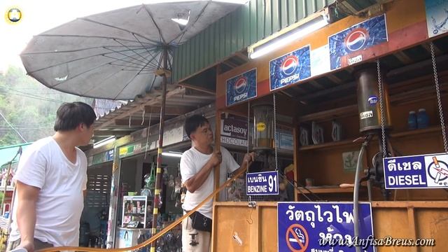 Удивительной архитектуры придорожное здание вблизи Чианг Май. смотреть онлайн