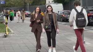 4K. A new walking tour of famous places in Moscow with beautiful young people.