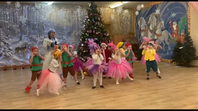 Танец - саночки на новогоднем утреннике в детском саду | Средняя группа смотреть онлайн