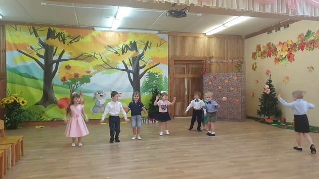 Музыкальная разминка "Осенняя тропинка" на осеннем утреннике | Средняя группа детского сада смотреть онлайн