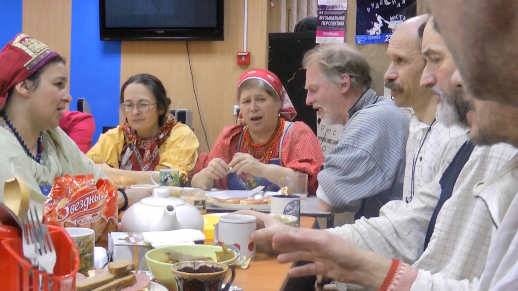 Городские родники народной песни - застольное пение самодеятельных коллективов Петербурга и Москвы