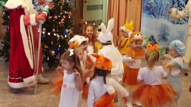 Игра "Превращения" | Дед Мороз, лисички, белочки и зайчики на новогоднем утреннике смотреть онлайн