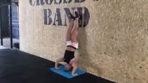 Отжимания в стойке на руках кипингом