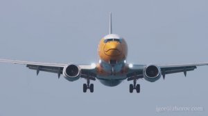 Боинг 737 авиакомпании Nok Air заходит на посадку над пляжем Май Као, Пхукет.