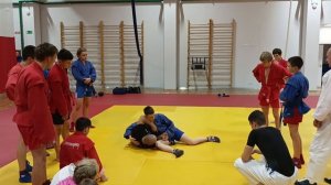 Уход с бокового удержания с выходом на удушающий.