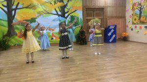 Танец с зонтиками на осеннем утреннике в детском саду