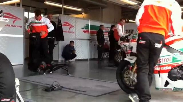 Arai sponsored Castrol Honda WSB rider Jonathan Rea talks about testing before Salt Lake WSBK round смотреть онлайн