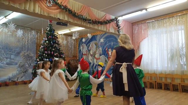 Хоровод "Зимушка снежная" на новогоднем утреннике | Старшая группа смотреть онлайн