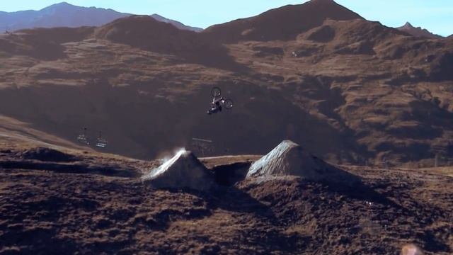 Mountain Bike и красивый пейзаж 