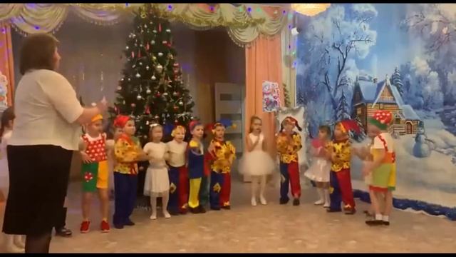 Вход на новогодний утренник в старшей группе | Мы встречаем Новый Год (Слова и музыка О. Воеводиной) смотреть онлайн