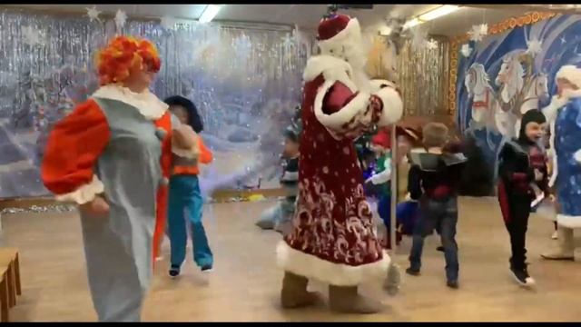 Игра ускорялка "Сначала начинай" на новогоднем утреннике в подготовительной группе смотреть онлайн