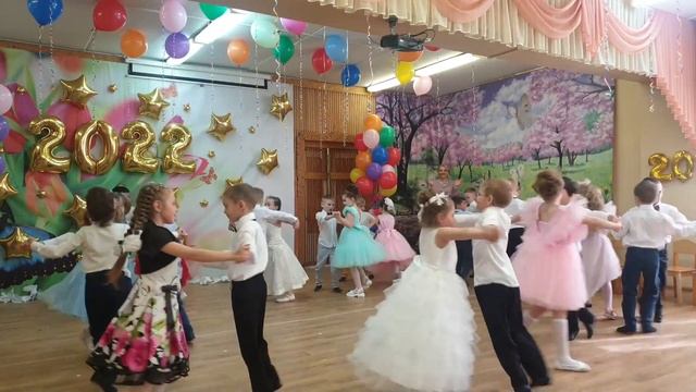 Стихи с мамами и полька "Где живут улыбки" | Выпускной утренник в детском саду смотреть онлайн